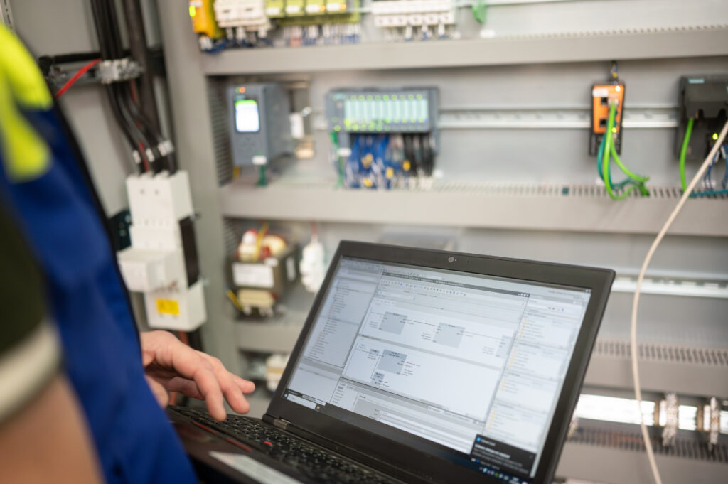 Programowanie urządzeń systemów automatyki przemysłowej. Automatyka przemysłowa zintegrowana poprzez inteligentne oprogramowanie.